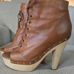 Women’s Via Spiga Brown Lace-Up Peep-Toe Platform Booties